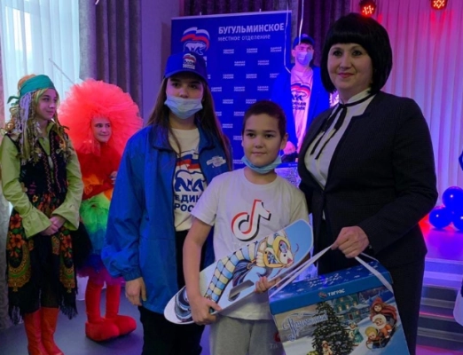 Изображение - 29 декабря в МАУК «Дом техники» прошла ежегодная благотворительная акция «Дед Мороз - Единоросс»