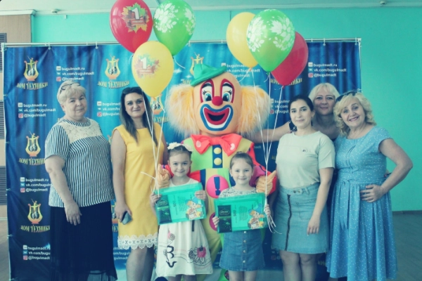 Изображение - Администрация и профком МАУК "Дом техники" поздравили с Днем знаний и вручили сертификаты будущим первоклассникам