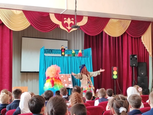 Изображение - 15 и 16 марта творческая команда МАУК «Дом техники» совместно с волонтерами культуры представили юному зрителю кукольный спектакль «В стране дорожных знаков».