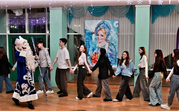 Изображение - Традиционный хоровод "В лесу родилась ёлочка" от участников новогодних представлений МАУК "Дом техники"